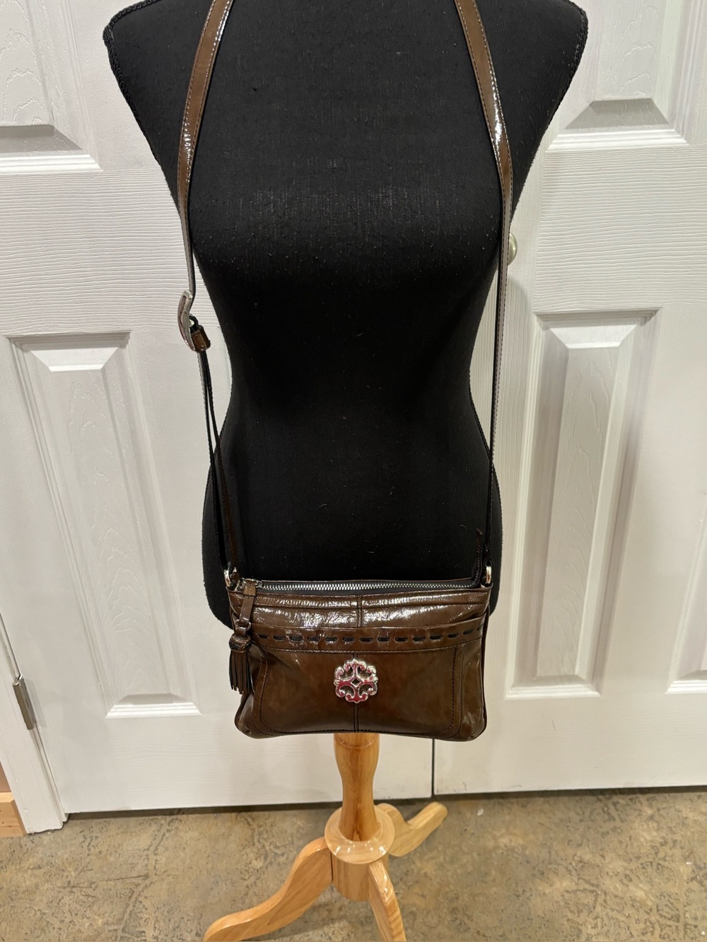 BRIGHTON VINTAGE BROWN  PATENT LEATHER CROSSBODY BAG / ORGANIZER